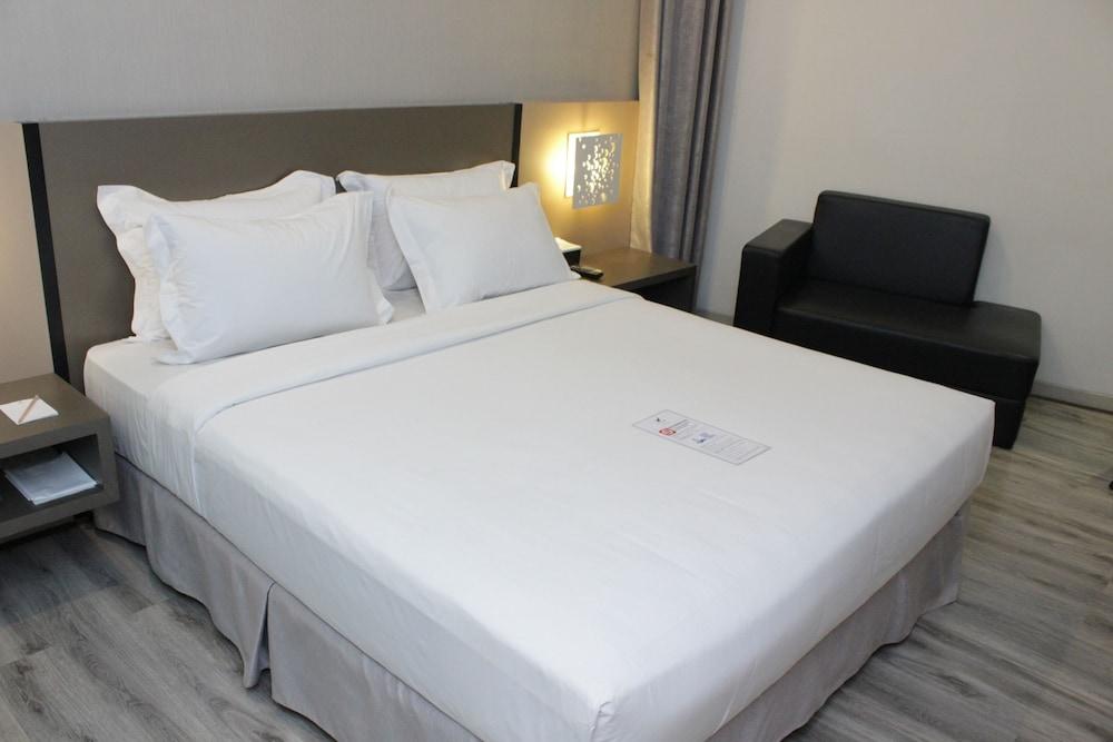 Oak Tree Urban Hotel ג'קרטה מראה חיצוני תמונה